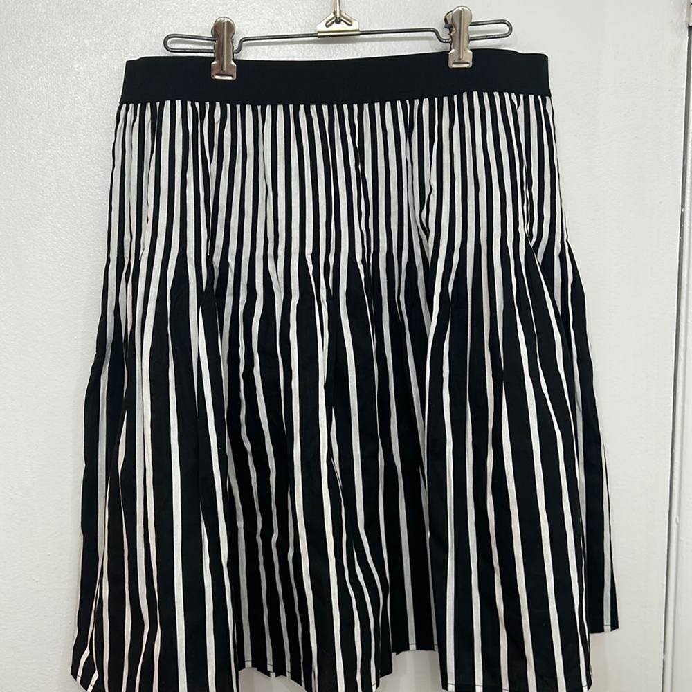 Amanda & Chelsea Black and White skirt